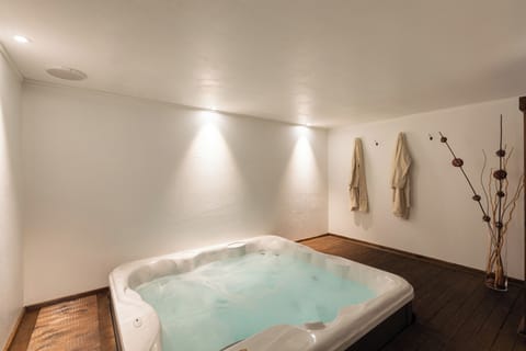 Sauna, spa tub, Turkish bath, body treatments, deep-tissue massages