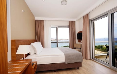Deluxe Suite, 1 Bedroom, Non Smoking, Sea View | Hypo-allergenic bedding, pillowtop beds, soundproofing, bed sheets