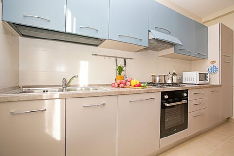 Family Apartment, 2 Bedrooms (Villa Mimosa Appartamento 5) | Private kitchen | Fridge, microwave, oven, stovetop