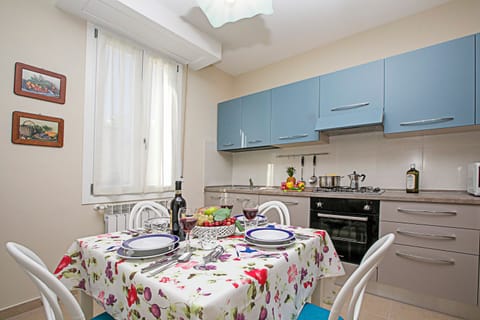 Family Apartment, 2 Bedrooms (Villa Mimosa Appartamento 5) | Private kitchen | Fridge, microwave, oven, stovetop