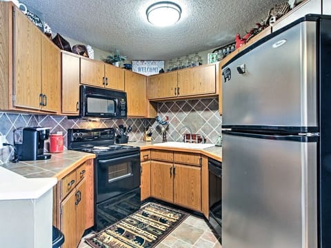 This fully equipped kitchen makes cooking a breeze.