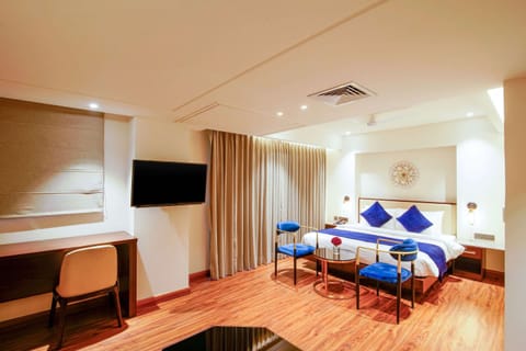 Suite, 1 Double Bed, Non Smoking | Minibar, desk, soundproofing, iron/ironing board