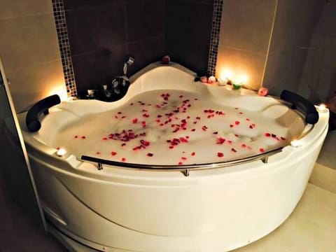 Deluxe Suite, Jetted Tub | Deep soaking bathtub