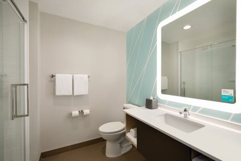 Combined shower/tub, towels