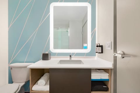 Combined shower/tub, towels