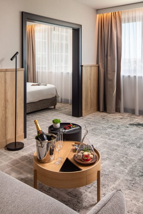 Junior Suite, 1 King Bed (Seating Area) | Minibar, in-room safe, desk, laptop workspace