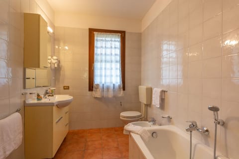 Family House, 3 Bedrooms, 2 Bathrooms, Sea Facing (Albarella V4P) | Bathroom | Combined shower/tub, hair dryer, bidet, towels