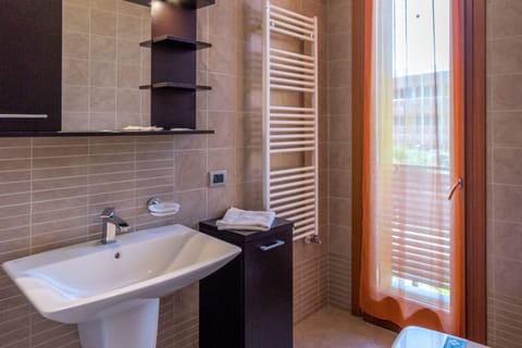 Family Townhome, 2 Bedrooms, 2 Bathrooms, Sea Facing (Albarella Maisonette S3M 3) | Bathroom | Shower, bidet, towels, soap