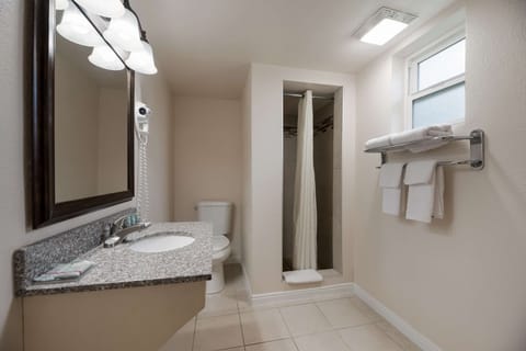 Combined shower/tub, hair dryer, towels