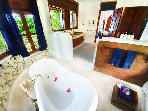 Deluxe Room with Sea View ( Asili House ) | Bathroom | Separate tub and shower, deep soaking tub, rainfall showerhead