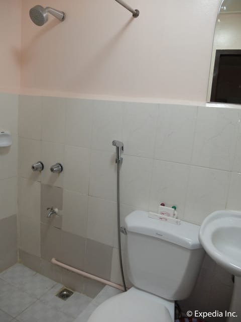 Standard Room (Single / Couples) | Bathroom | Shower, towels