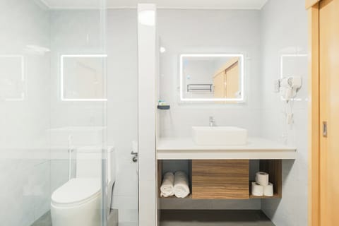 Executive Studio Suite | Bathroom | Shower, towels