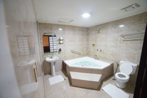 Jacuzzi Room | Bathroom | Shower, free toiletries, hair dryer, bathrobes