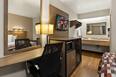 Deluxe Room, 1 King Bed (Smoke Free) | In-room safe, desk, laptop workspace, blackout drapes