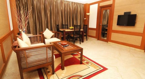 Club Suite | Living room | 32-inch LCD TV with satellite channels, TV