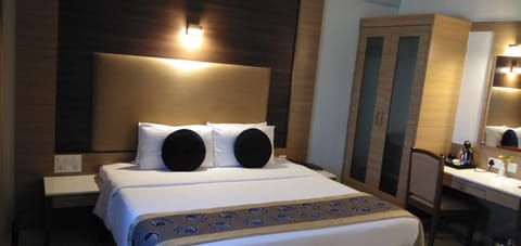 Club Room, 1 King Bed | Egyptian cotton sheets, premium bedding, Tempur-Pedic beds, minibar