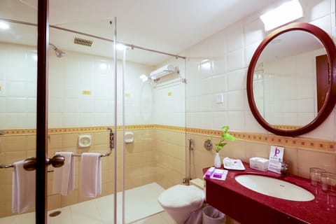 Club Room, 1 King Bed | Bathroom | Rainfall showerhead, free toiletries, hair dryer, bathrobes