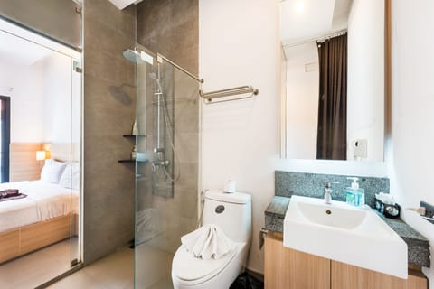 Modern Deluxe A | Bathroom | Shower, free toiletries, hair dryer, towels