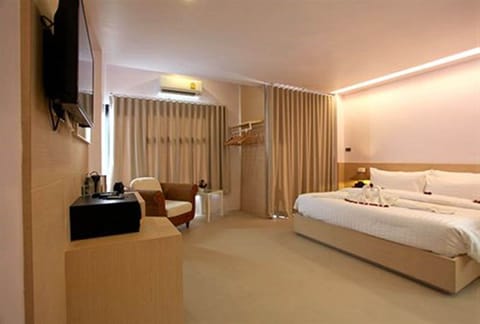 Deluxe Room (Building B) | Free minibar items, in-room safe, desk, free WiFi