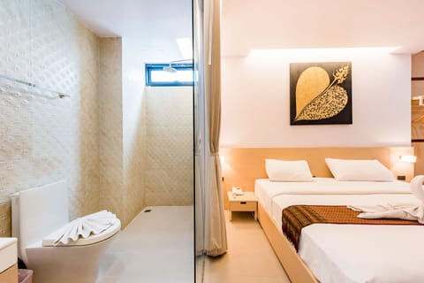 Deluxe Room | Bathroom | Shower, free toiletries, hair dryer, towels