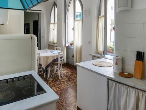 Tablecloth, Interior Design, Property, Room, Architecture, Floor, Real Estate, Linens, Interior Design