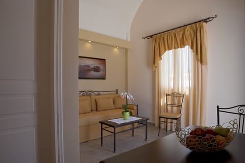 Apartment (4 persons) | In-room safe, individually decorated, free WiFi