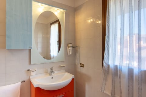 Family House, 3 Bedrooms, 2 Bathrooms, Sea Facing (Albarella V4 3) | Bathroom | Shower, hair dryer, bidet, towels