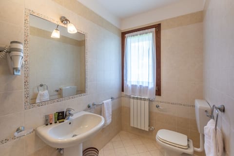 Family House, 2 Bedrooms, 2 Bathrooms, Sea Facing (Albarella V3 2) | Bathroom | Shower, hair dryer, bidet, towels