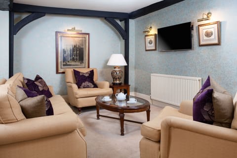 Luxury Suite | Living room | LED TV