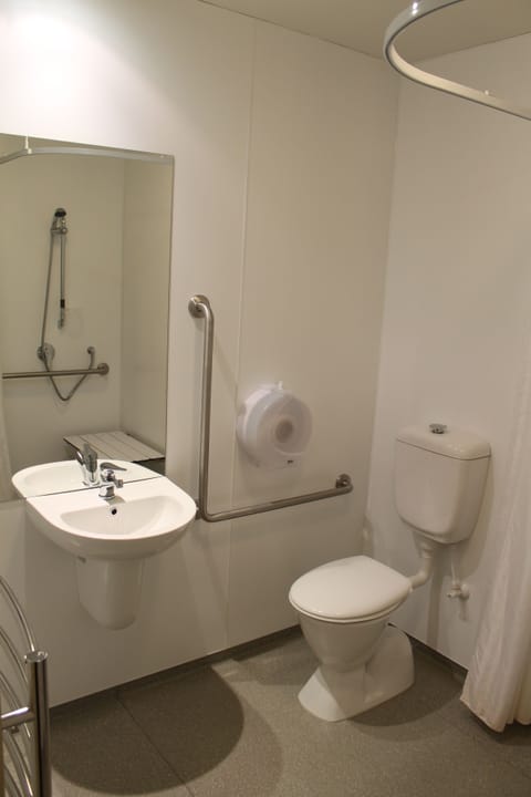 Queen Studio with Shared Bathroom | Bathroom amenities | Free toiletries, hair dryer, towels
