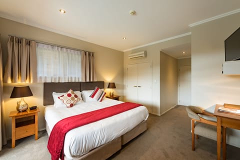 Luxury | Premium bedding, desk, blackout drapes, soundproofing