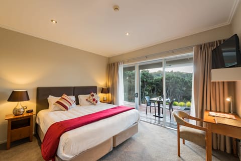 Luxury | Premium bedding, desk, blackout drapes, soundproofing