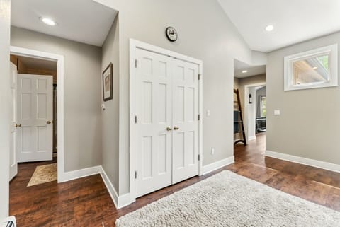 Loft (upper floor): Queen pull-out sofa, vaulted ceilings, natural light