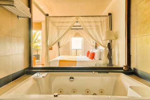 Suite with Sea View | Bathroom | Shower, rainfall showerhead, free toiletries, hair dryer