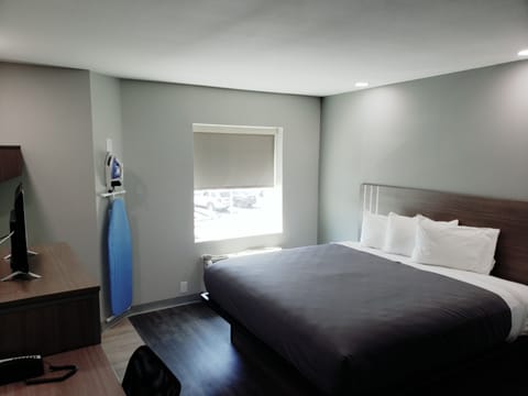 Deluxe Room | Individually furnished, desk, blackout drapes, iron/ironing board