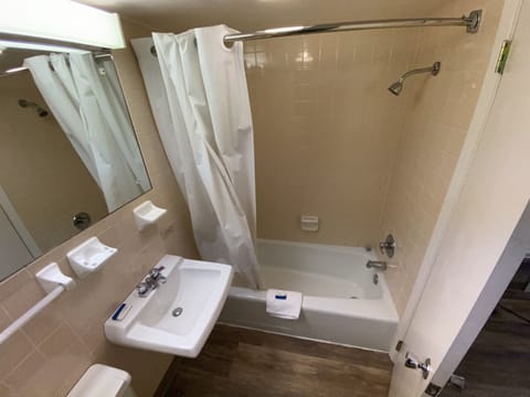 Standard Room, Non Smoking, River View | Bathroom | Hair dryer, towels, soap, shampoo