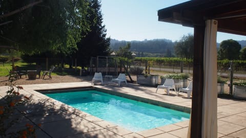 This 'Petite' sized swimming pool is designed to "Sit & Sip" in all four corners