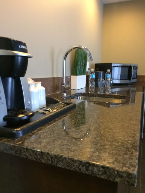 Suite, 1 King Bed, Non Smoking (One-Bedroom) | Coffee and/or coffee maker