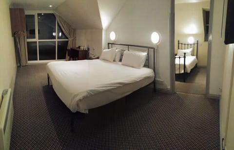 2 Suites Room | Desk, iron/ironing board, free WiFi, bed sheets