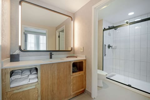 Combined shower/tub, designer toiletries, hair dryer, towels