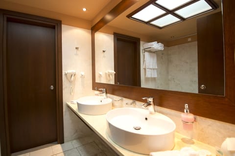 Kastri Suite | Bathroom | Combined shower/tub, free toiletries, hair dryer, bathrobes