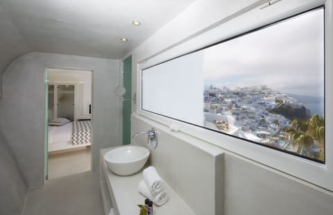 Suite (Heart) | Bathroom | Shower, eco-friendly toiletries, hair dryer, bathrobes