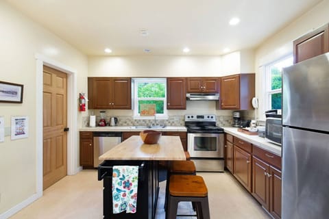 Stools to enjoy some breakfast ...