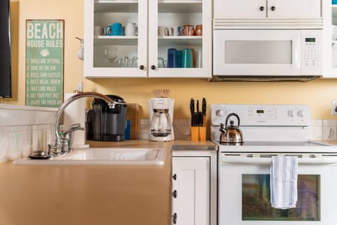 "Well appointed kitchen and also beach supplies (beach chairs, towels, ect). Great ocean views from the house and decks." - Bradley