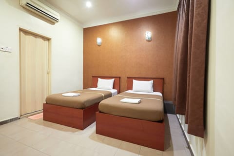 Standard Twin Room | Desk, free WiFi, bed sheets