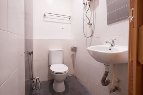 Deluxe Double Room, Balcony | Bathroom | Shower, bidet, towels