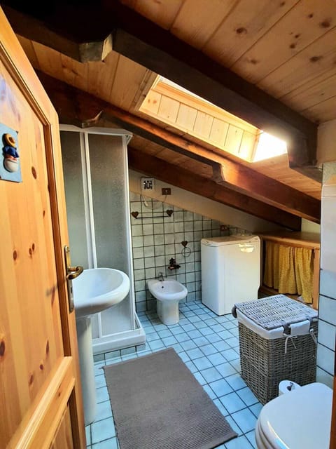 Exclusive Studio Suite | Bathroom | Shower, bidet