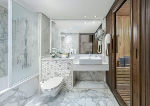 Deluxe Suite | Bathroom | Bathtub, deep soaking tub, free toiletries, hair dryer