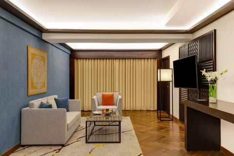 Premier Suite | Living area | 32-inch LED TV with satellite channels, TV