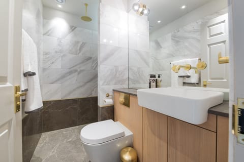 Apartment (2) | Bathroom | Free toiletries